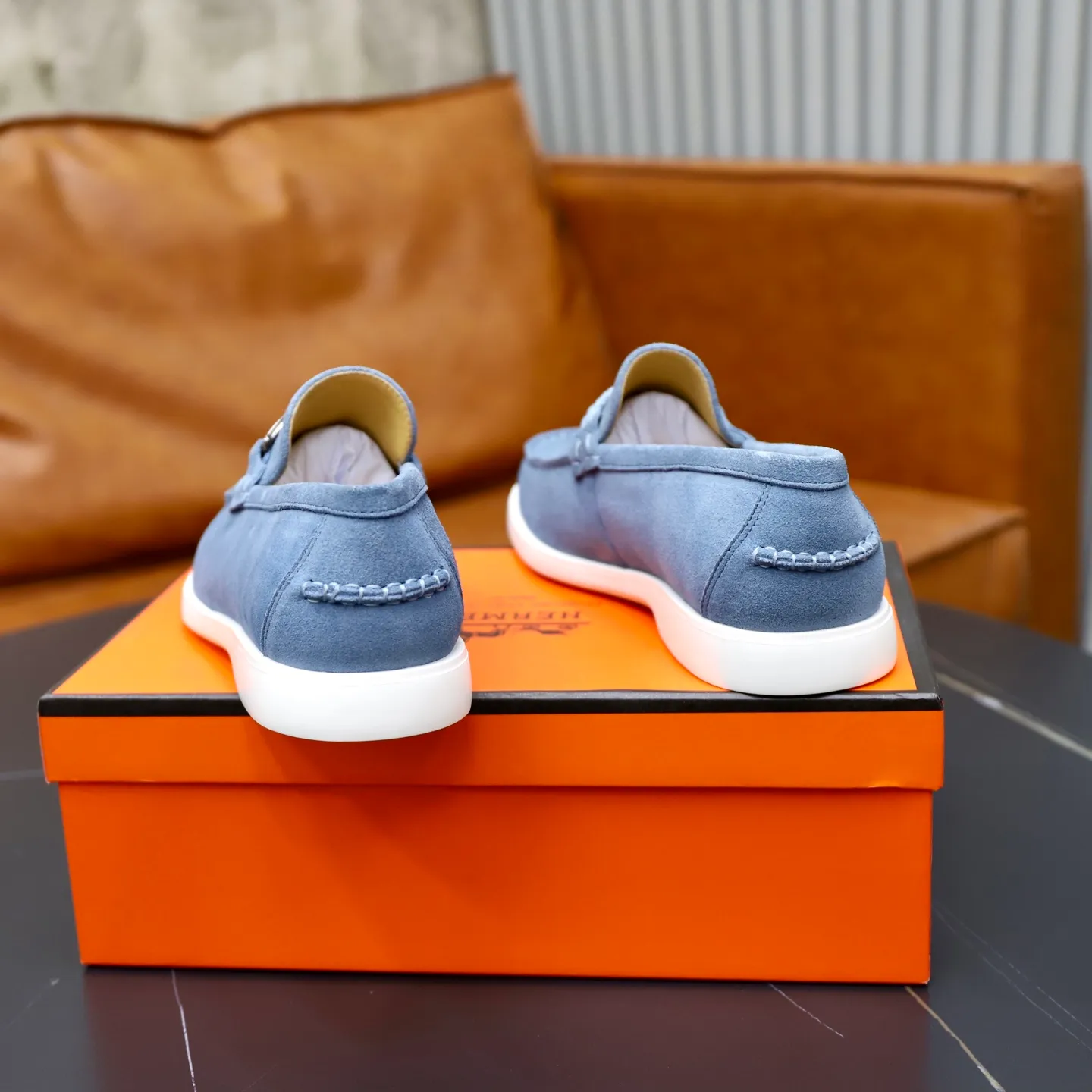 Ex-factory price: 540💰Hermès/Hermès slip-on men's shoes. This shoe is made of imported cow suede leather, with simple and smooth lines, and a 3CM rubber foam ultra-light sole combined with aerodynamic design! Youthful and fashionable, H button decoration, contrasting leather embellishment on the heel, calf lining to gently wrap your feet, with embossed logo cowhide feet, leather rock strips, casual and urban style, highlighting youthful vitality, sports and leisure version, super versatile Size number: 38-39-40-41-42-43-44 Standard leather shoe size (45 can be customized but does not support returns)
